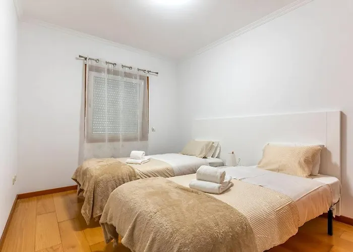 Pereira's Apartment- Free Garage Apartment *