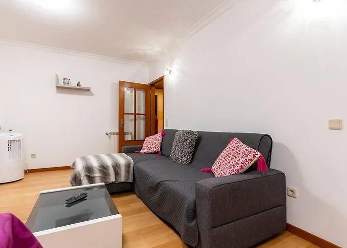 Pereira's Apartment- Free Garage Apartment *