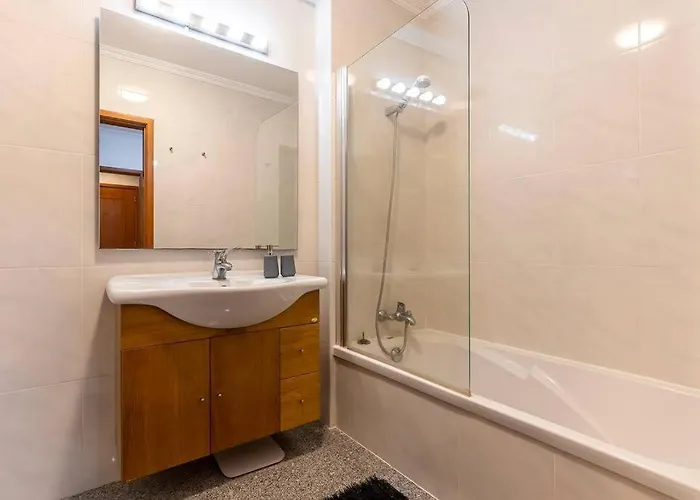 Pereira's Apartment- Free Garage Apartment *